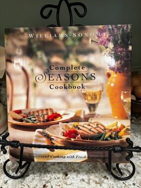 Williams Sonoma Complete Seasons Cookbook - Excellent like new condition